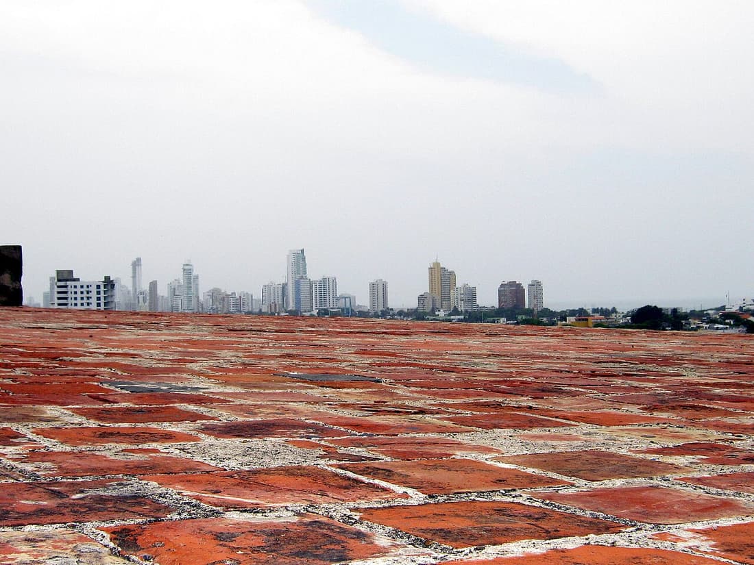 Ciudad Amurallada Fan Walk compare hub