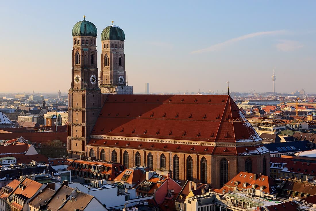 Hotel Vier Jahreszeiten Kempinski compare hub