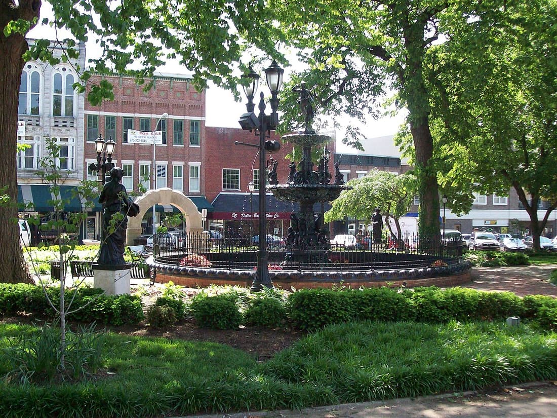 Bowling Green, KY USA — travel guide